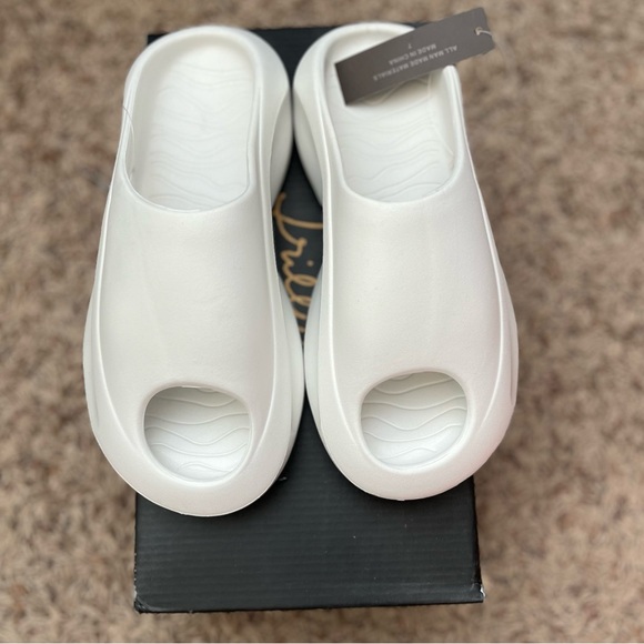 Trillium Slides, Womens 7, Palmer White - Picture 9 of 9